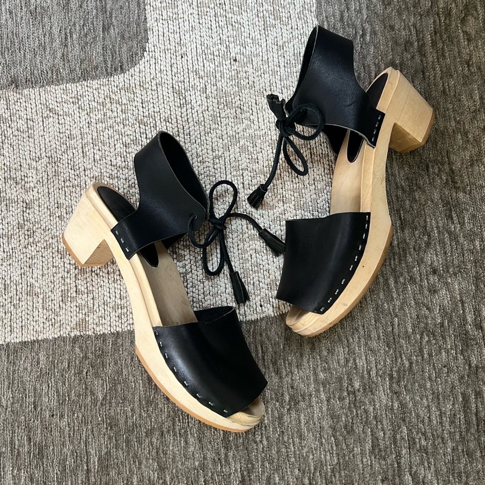 Bryr Shoe | open toe leather clog with tassel tie | size 39